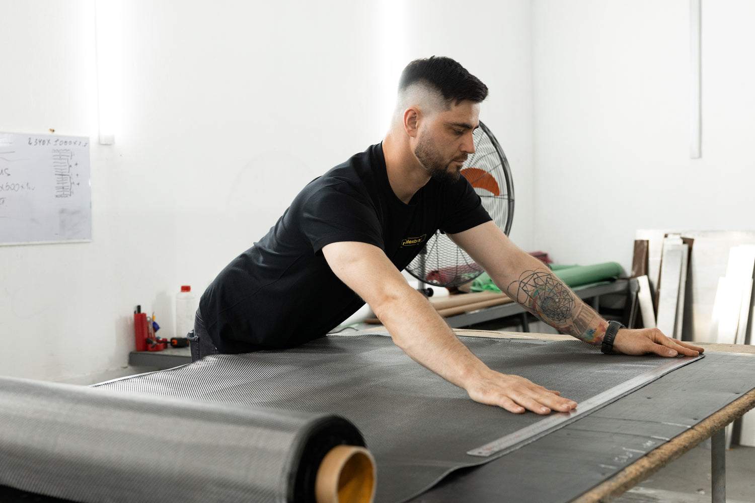 Виробництво карбонових планшетів malexboard майстер працює з карбоновим листом у майстерні ручне виробництво Україна