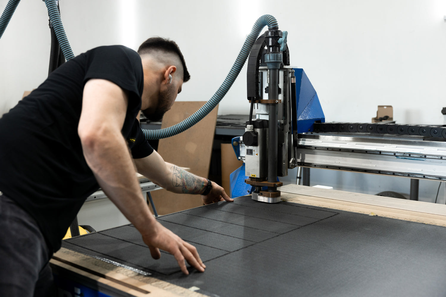 Вирізання карбонових планшетів malexboard на CNC станку виробництво карбонових планшетів у майстерні Україна