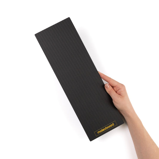 Карбоновий планшет для фарбування волосся malexboard розмір M у руці майстра