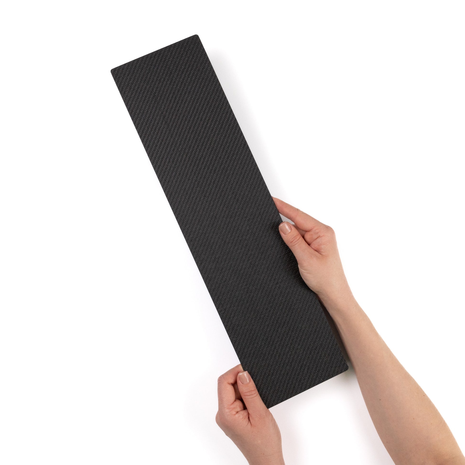 Карбоновий планшет malexboard розмір L з текстурованою поверхнею у руках