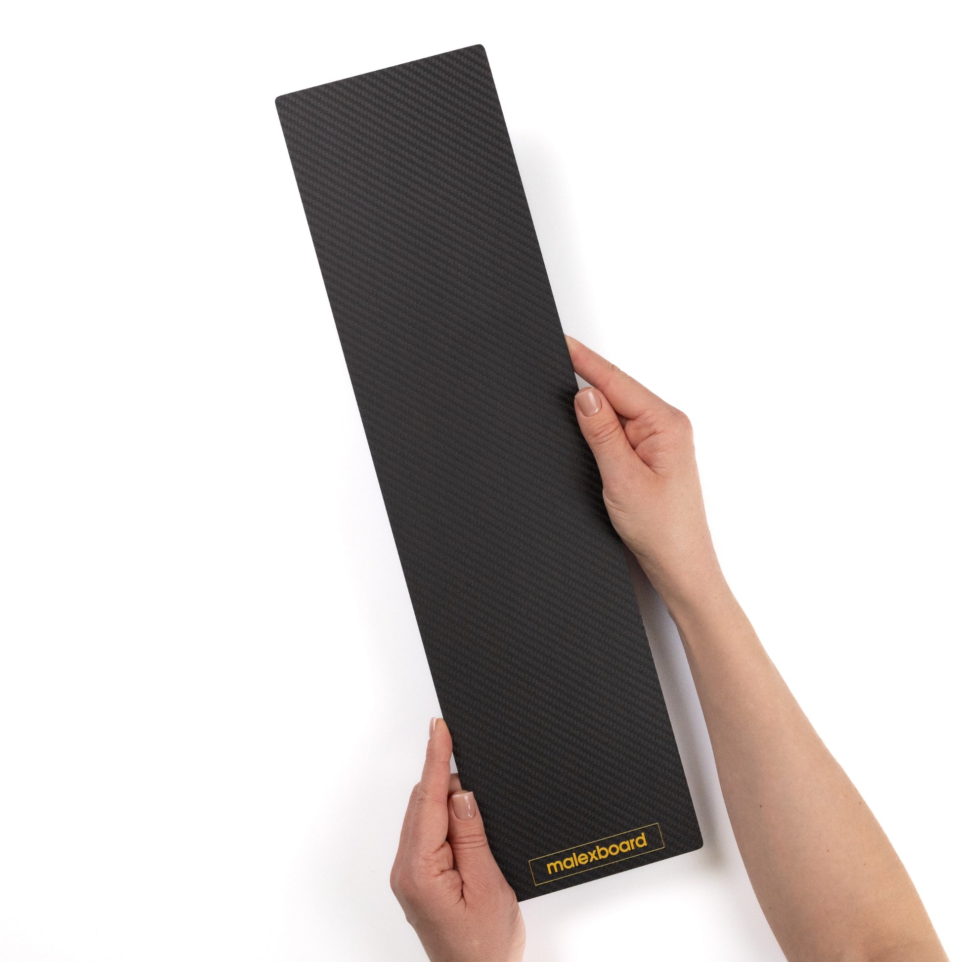 Карбоновий планшет для фарбування волосся malexboard розмір L у руках майстра