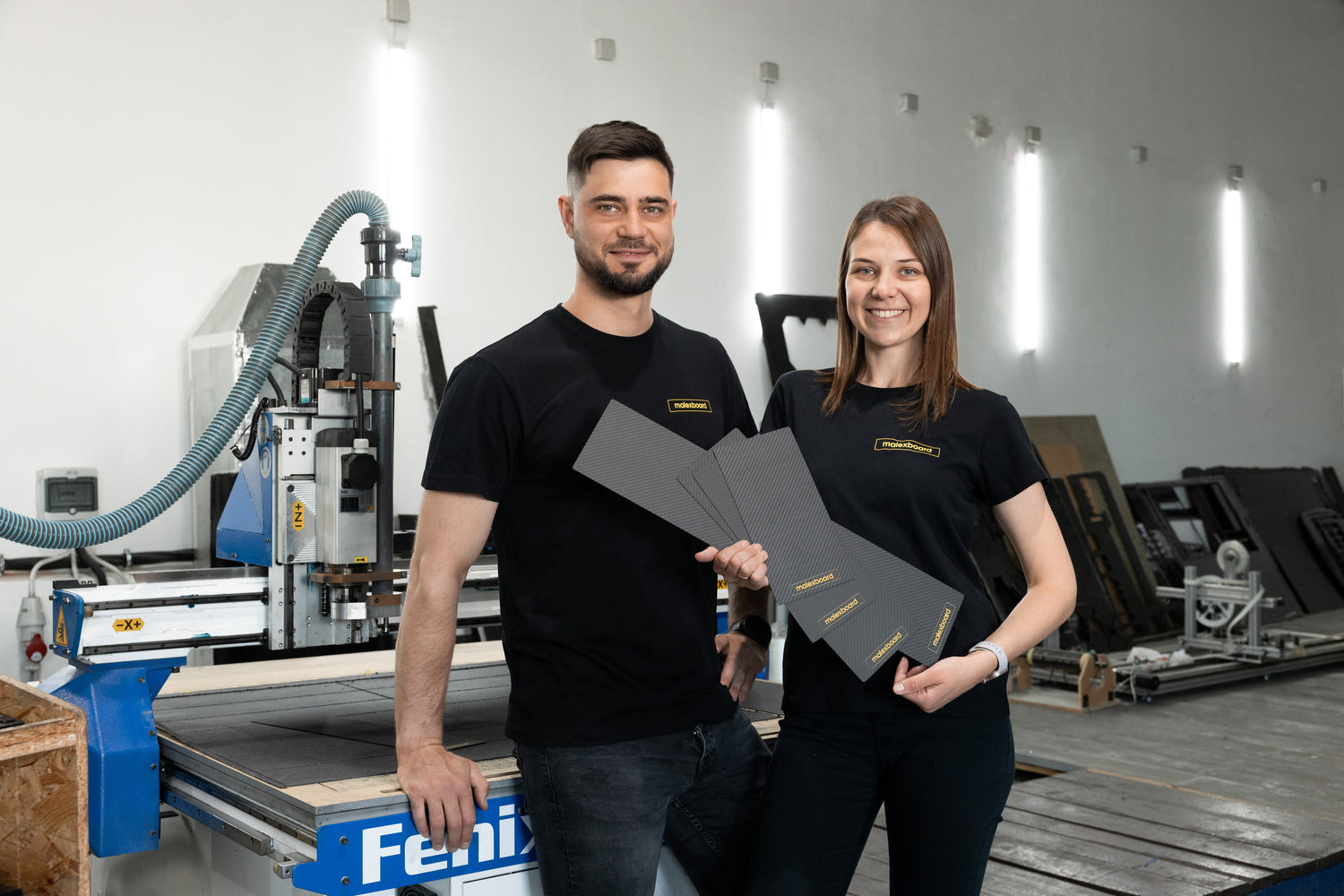Засновники malexboard у майстерні тримають карбонові планшети для фарбування волосся виробництво карбонових планшетів malexboard Україна