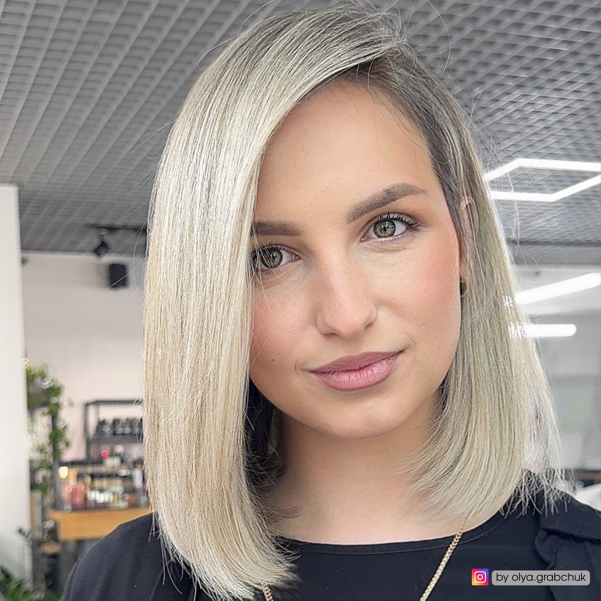 Результат фарбування короткого волосся в техніці Airtouch — рівний світлий блонд